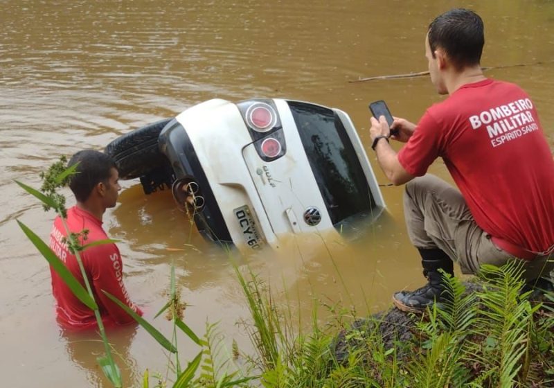 Carro é encontrado submerso em represa na zona rural de São Gabriel da Palha - Foto: Bombeiros.ES/Divulgação