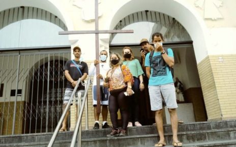 Promessa: família caminha com cruz de Colatina a Nova Venécia - Foto: Arquivo pessoal