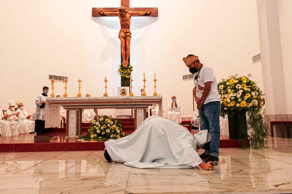 Dom Lauro beija os pés de indígena - Foto: Diocese de Colatina