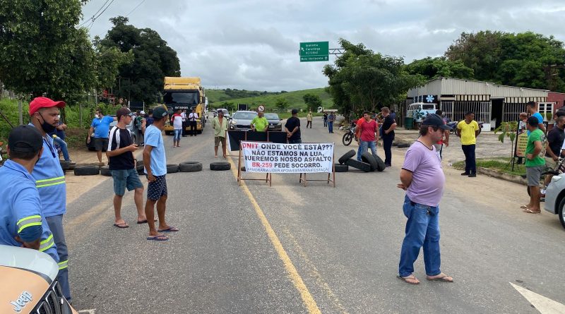 Moradores fecham a rodovia BR-259 durante protesto em Aimorés-MG