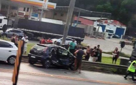 Mulher morre em acidente entre carro e carreta na BR 101, em João Neiva - Foto: Reprodução