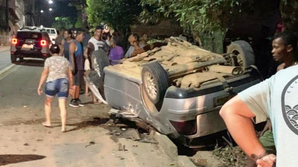 Motorista sobrevive após carro capotar e bater contra árvore em Pancas - Foto: Leitor Colatina em Ação