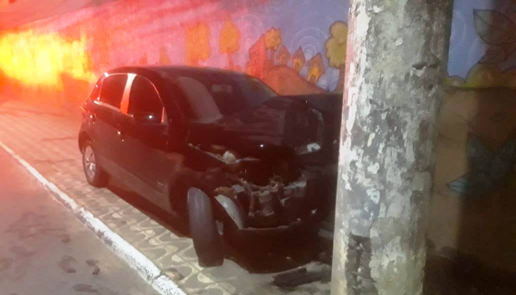 Motorista perde controle do carro e bate contra poste em Colatina - Foto: PMES/Divulgação