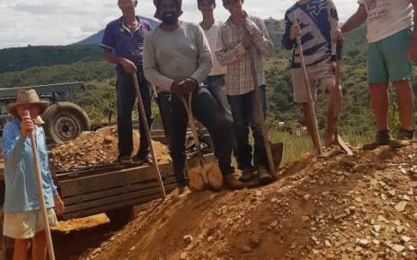 Agricultores organizam mutirão para consertar estradas no interior de Colatina - Foto: Reprodução
