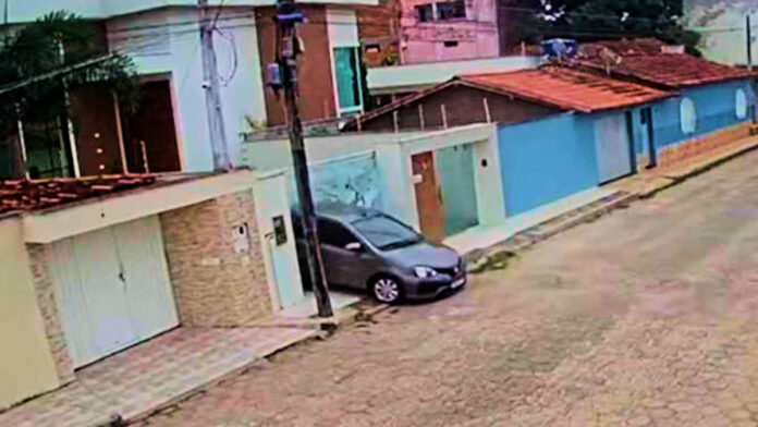 Motorista confunde freio com acelerador e invade casa do vizinho no norte do ES - Foto: Reprodução