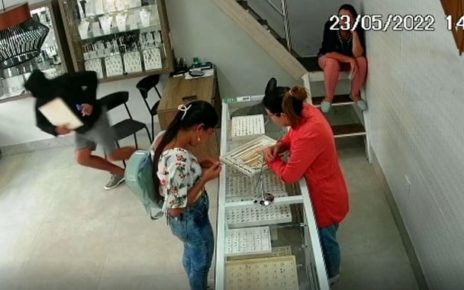 Populares perseguem e detém suspeito de furto a joalheria em Colatina - Foto: Reprodução