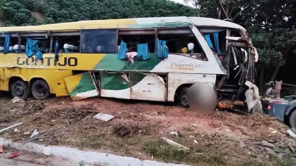 Acidente entre ônibus e carro deixa cinco mortos e mais de 10 feridos na BR-262 em Ibatiba – Foto: Reprodução