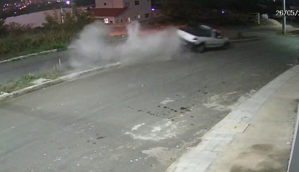Motorista perde controle de carro, sobe em canteiro e derruba poste em Colatina - Foto: Reprodução