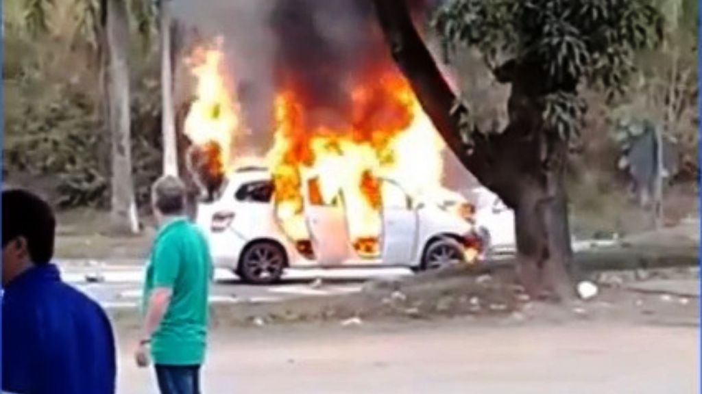 Carro pega fogo após colisão no trevo de acesso a Aracruz na BR-101 - Foto: Reprodução