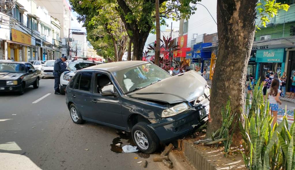 Vídeo: motorista perde controle e carro bate em árvore no centro de Colatina - Foto: Reprodução
