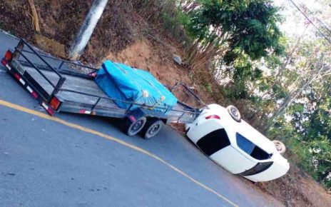 Carro com reboque acoplado tomba em bairro de Colatina - Foto: Rede Social