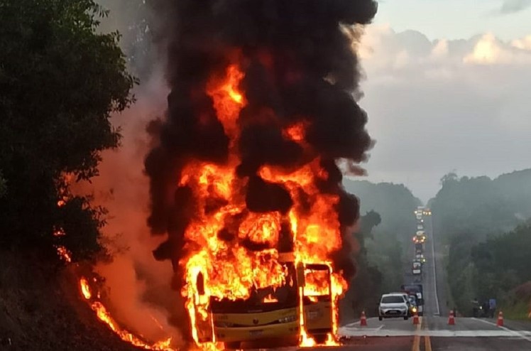 Ônibus fica totalmente destruído após pegar fogo na BR-101, em Conceição da Barra - Foto: Leitor