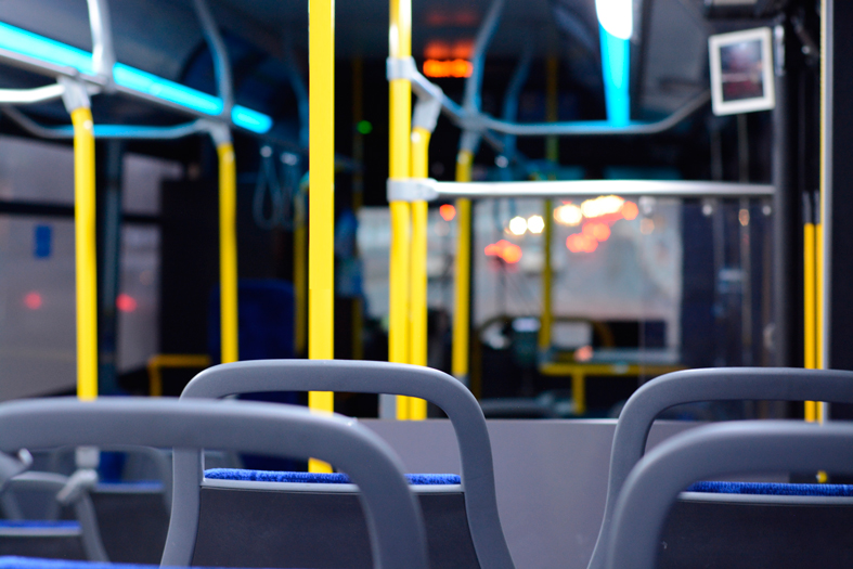 Empresa de transporte deve indenizar passageira arremessada em assoalho de ônibus - Foto: Reprodução