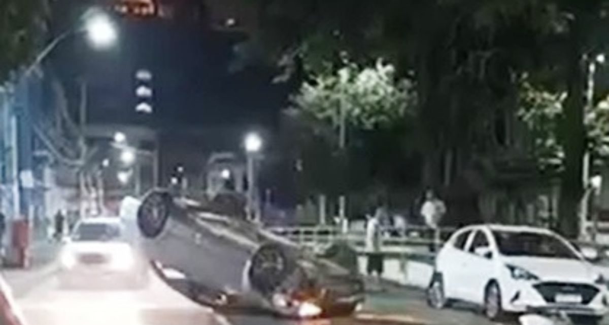 Motorista perde controle de veículo e capota no centro de Colatina - Foto: Reprodução