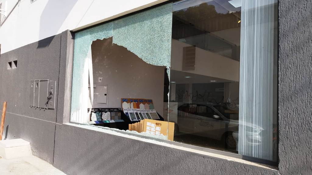 Ladrão quebra vidraça para roubar loja de material de construção em Colatina - Foto: Reprodução