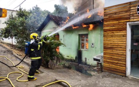 Bombeiros combatem incêndio em casa abandonada em São Gabriel da Palha - Foto: Reprodução
