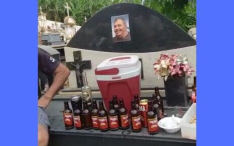 Filho de ex-prefeito leva cerveja em cemitério para homenagear o pai - Foto: Reprodução
