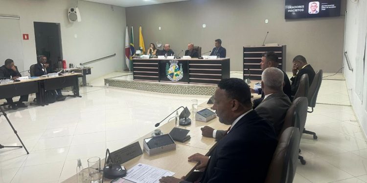 Aimorés (MG): vereadores utilizam sistema eletrônico durante sessão plenária