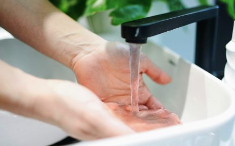 Companhia de saneamento deve indenizar moradora que recebeu água imprópria para consumo - Foto: Reprodução