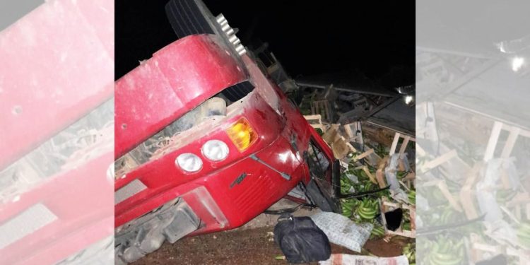 Homem morre em acidente com caminhão carregado de bananas em Laranja da Terra - Foto: Rede Social