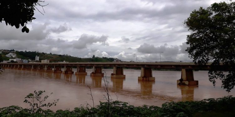 Jovens detêm assaltante após ataque na Ponte Florentino Avidos: Iluminação precária favorece ação criminosa - Foto: Augusto Zulske