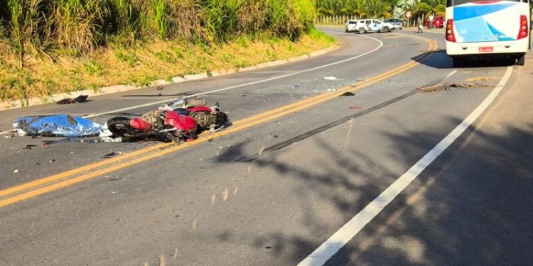 Motociclista morre em colisão envolvendo ônibus e carro em Colatina - Foto: Reprodução