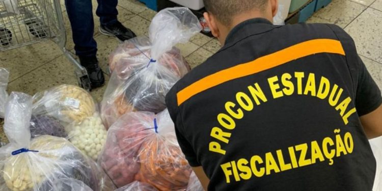 Cerca de 900 kg de produtos impróprios para consumo são apreendidos em Colatina - Foto: (Divulgação | Procon-ES)