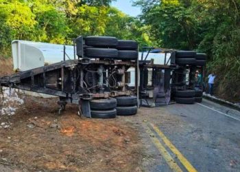 Carreta tomba e interdita BR-259 em João Neiva - Foto: PRFES/Divulgação