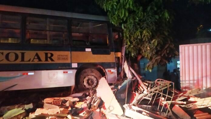 Ônibus desgovernado causa estragos em São Mateus, no Norte do Espírito Santo - Foto: Reprodução 