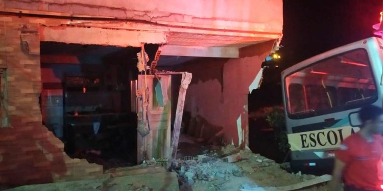 Ônibus desgovernado causa estragos em São Mateus, no Norte do Espírito Santo - Foto: Reprodução