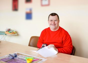 Como se constrói a independência para uma pessoa com Síndrome de Down? - Foto: Freepik