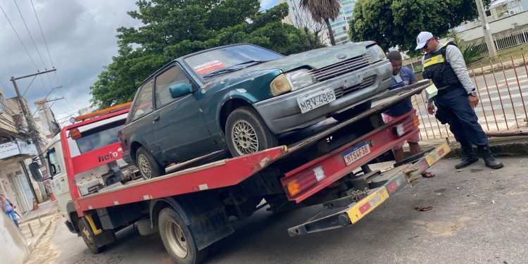 Veículos abandonados são removidos das ruas de Colatina - Foto: Comunicação PMC
