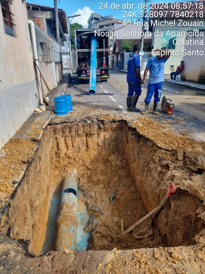 Rompimento de uma rede de fornecimento de água, localizada na Rua Michel Zouain, no Bairro Nossa Senhora Aparecida, em Colatina - Foto: Sanear