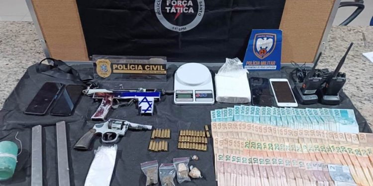 Operação policial resulta na apreensão de armas, drogas e dinheiro em Mantenópolis - Foto: PC/PMES/Divulgação