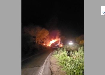 Carreta carregada com estrutura de concreto pega fogo após tombar na BR-259, em Colatina - Foto: Rede Social