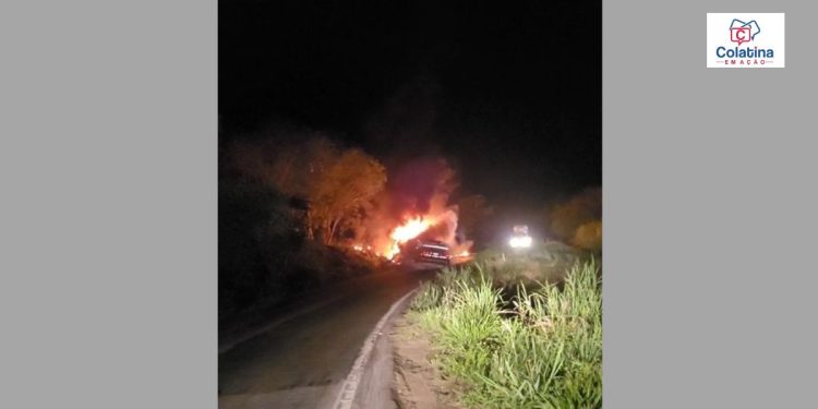 Carreta carregada com estrutura de concreto pega fogo após tombar na BR-259, em Colatina - Foto: Rede Social