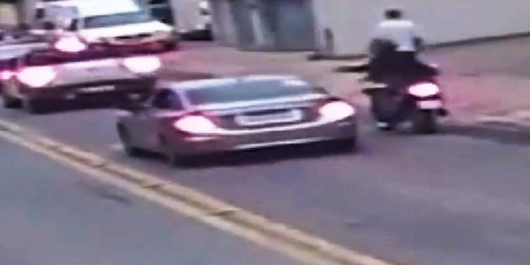 Santa Teresa: dupla de moto mata jovem dentro de carro em movimento - Foto: Reprodução