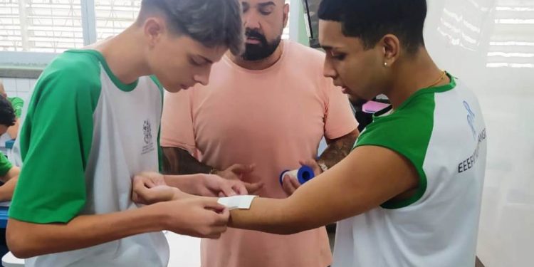 Escola de Colatina realiza simulado com primeiros socorros no esporte durante aula prática - Foto: Reprodução