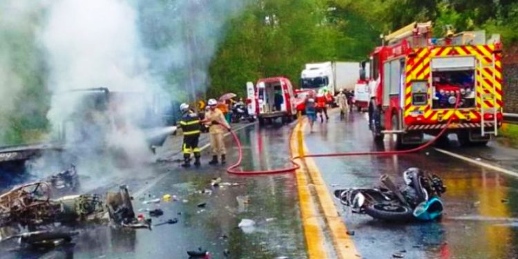 Grave acidente na BR 101 em Aracruz deixa um morto e sete feridos - Foto: Rede Social