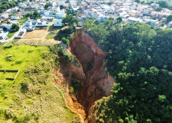 Área de praça desmorona e abre cratera em rua de Colatina - Foto: Reprodução
