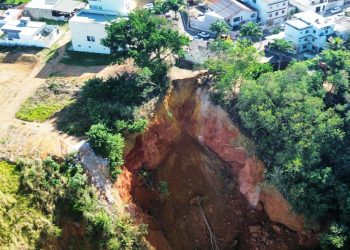 Desabamento de solo leva famílias a deixarem suas casas em Colatina - Foto: Reprodução