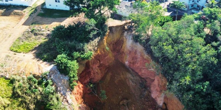 Desabamento de solo leva famílias a deixarem suas casas em Colatina - Foto: Reprodução