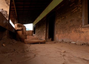 Casa atingida pela lama no Distrito de Barra Longa - Foto: Tânia Rêgo/Agência Brasil