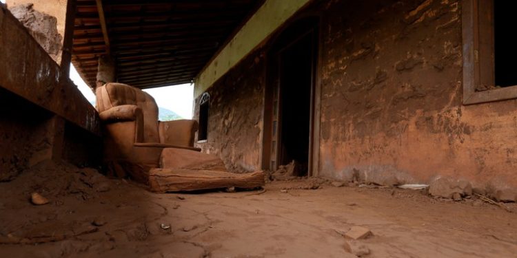 Casa atingida pela lama no Distrito de Barra Longa - Foto: Tânia Rêgo/Agência Brasil