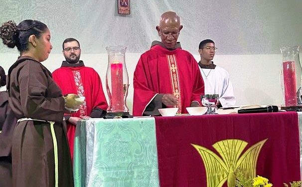 Jovem surda oralizada se torna a primeira Coroinha em Colatina: Inclusão e fé em destaque - Foto: Reprodução