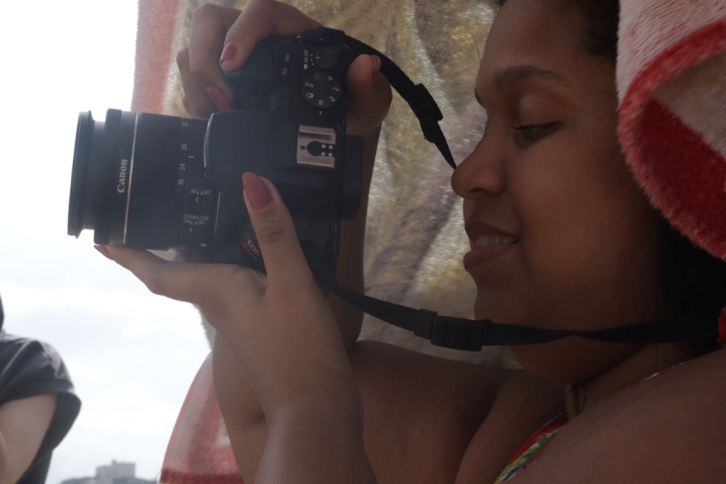 Fotógrafa cega Kellezy Barbosa na EFC - Créditos: Ana Paula Castro Cia Poéticas da Cena Contemporânea