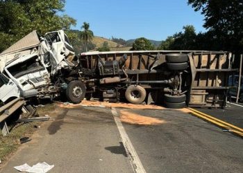 Acidente entre caminhões na BR-101 em Fundão deixa dois feridos e interdita rodovia - Foto: PRFES