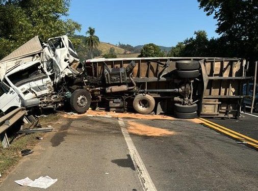 Acidente entre caminhões na BR-101 em Fundão deixa dois feridos e interdita rodovia - Foto: PRFES