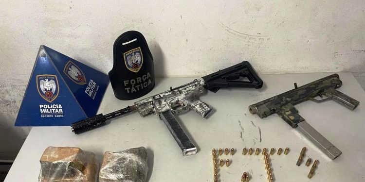 Operação policial em Colatina: 10 detidos e armas pesadas apreendidas em combate ao tráfico de drogas - Foto: PCES/Divulgação