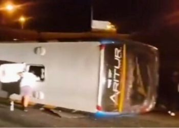 Ônibus com torcedores de Colatina tomba na BR-101, em Macaé - Foto: Reprodução